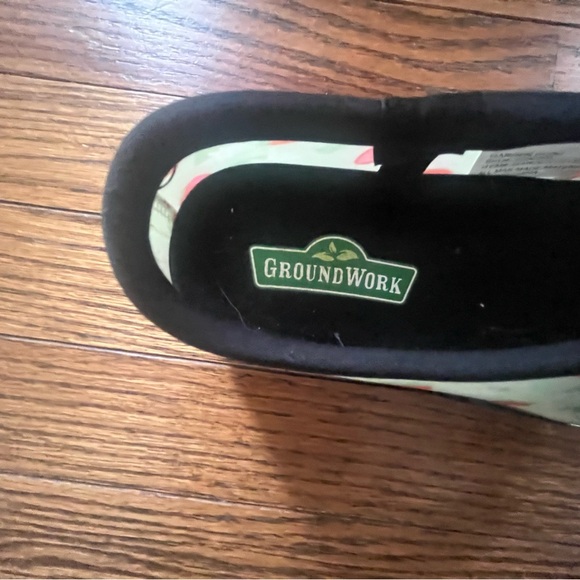 NWT Garden Shoes Women's Sz 8 Ground Work Green Strawberry Clogs easy cleaning - Picture 4 of 5